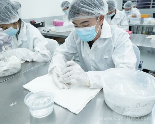 挑毛工人在挑毛